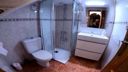 Un baño con ducha, inodoro y lavabo. en Sol Beach 24, en Playas de Orihuela