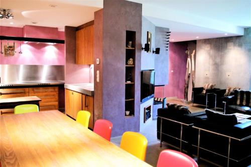 une cuisine et une salle à manger avec une table et des chaises dans l'établissement Chalet Alpha - CHALET D'EXCEPTION - 180 M² - 12 PERSONNES MAE-9341, à Villarembert
