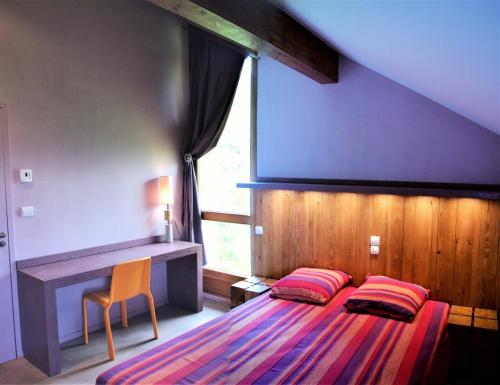 une chambre avec un grand lit et une fenêtre dans l'établissement Chalet Alpha - CHALET D'EXCEPTION - 180 M² - 12 PERSONNES MAE-9341, à Villarembert