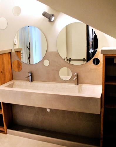 une salle de bain avec un grand lavabo et un miroir dans l'établissement Chalet Alpha - CHALET D'EXCEPTION - 180 M² - 12 PERSONNES MAE-9341, à Villarembert