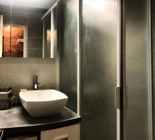 une salle de bain avec un lavabo blanc et une douche dans l'établissement Résidence Lunik - Appartement rénové · Pied des pistes · Balcon MAE-9381, à Villarembert