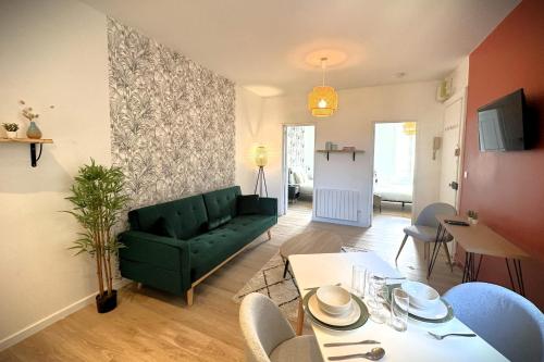 un salon avec un canapé vert et une table dans l'établissement Le Brillant-Charmant appartement proche gare, au Havre