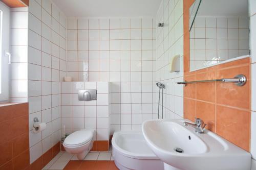 a bathroom with a sink and a toilet at Tasmania in Sianozety