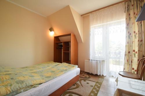 a small bedroom with a bed and a window at Tasmania in Sianozety