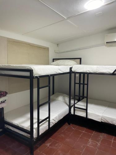 - un ensemble de lits superposés dans une chambre dans l'établissement Hammocks - Hamacas, à Ríohacha