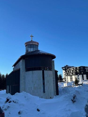 コパオニクにあるTavita Kopaonikの雪の十字架のある建物