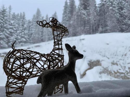 una statua di metallo di un cervo nella neve di Tavita Kopaonik a Kopaonik