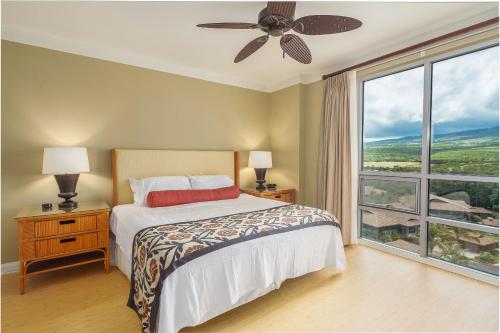 Honua Kai Hokulani 934, Large Lanai, No Carpet, AC في لاهينا: غرفة نوم بها سرير ونافذة كبيرة