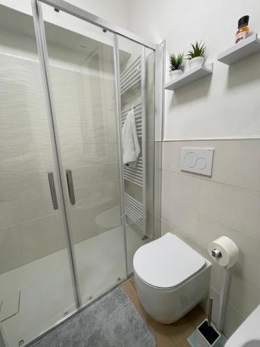 La salle de bains est pourvue d'une douche et de toilettes. dans l'établissement Civico 31, à Verceil