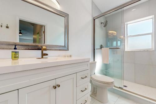 een badkamer met een wastafel, een toilet en een douche bij Catch Me By The Sea in Clearwater Beach