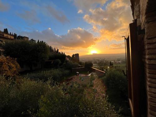 a sunset with the sun setting in the distance at Casa Porta Fontevecchia panoramica in Spello