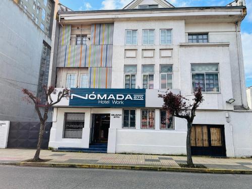 um edifício com um sinal que lê londoneyes último trabalho em Nomada 870 - Hotel Work em Osorno