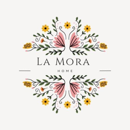維多利亞的住宿－La Mora Home - Casa de Campo，花卉图案的家庭标志