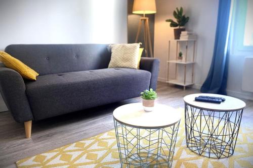 un salon avec un canapé et deux tables dans l'établissement Le Solar-Appart lumineux proche centre et gare, au Havre