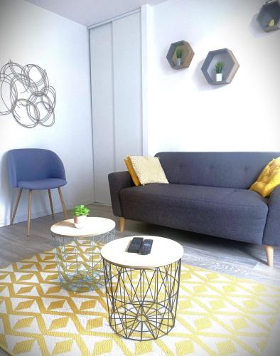 un salon avec un canapé et deux tables dans l'établissement Le Solar-Appart lumineux proche centre et gare, au Havre