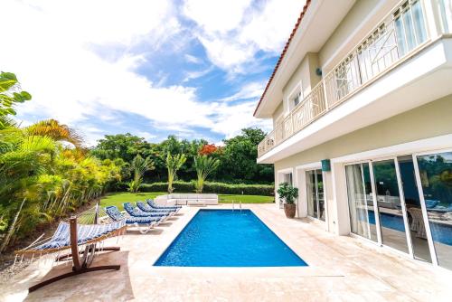 una piscina en el patio trasero de una casa en Special offer! Villa Bueno with private pool&beach en Punta Cana