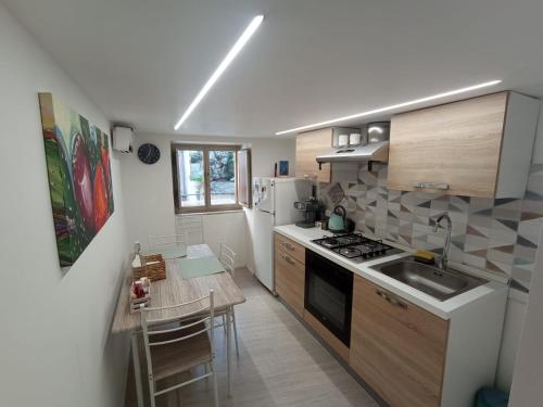 A kitchen or kitchenette at Bilocale in centro storico -Le mensaline- Casa Chiricopo