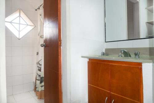 uma casa de banho com um lavatório e um espelho em Penthouse Perla Marina em Rodadero