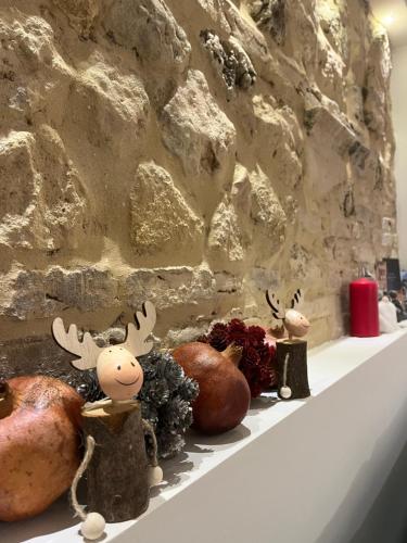 ein Tisch mit Hirsch- und Gemüsefiguren darauf in der Unterkunft Casa Torre Hacho in Antequera