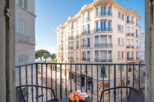 ein Blick auf ein Gebäude von einem Balkon in der Unterkunft Cannes Luxury Rental - Cosy apartment to rent 50m from the beaches in Cannes