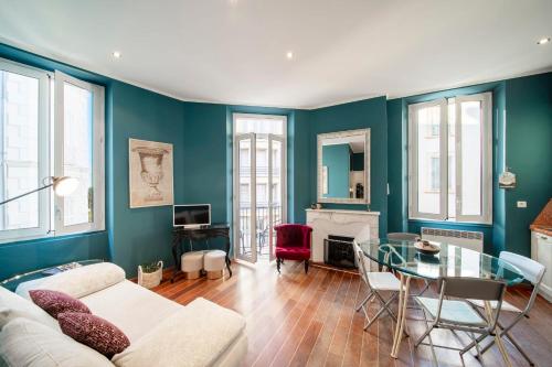 ein Wohnzimmer mit Sofa und Tisch in der Unterkunft Cannes Luxury Rental - Cosy apartment to rent 50m from the beaches in Cannes