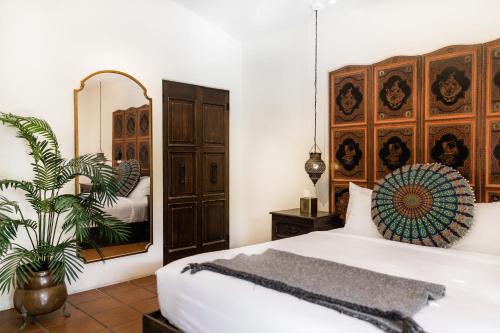 Postel nebo postele na pokoji v ubytování Talavera Palm Springs