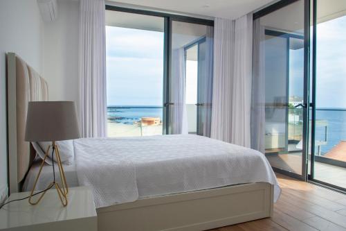 una camera con letto e vista sull'oceano di 3 bdr aprt, rooftop pool & seaview - LCGR a Praia