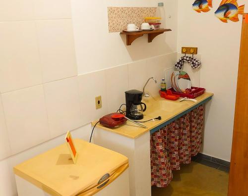 eine Küche mit einer Arbeitsplatte mit einer Arbeitsplatte in der Unterkunft Studios Verdes hospedagens in São Pedro da Aldeia