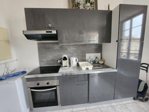 Кухня або міні-кухня у Appartement a deux pas de la Promenade des Anglais