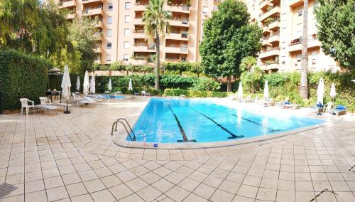 巴勒摩的住宿－Sofia Apartment，大楼内一个蓝色的大型游泳池