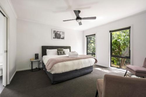 une chambre avec un lit et un ventilateur de plafond dans l'établissement 2 Minutes By Bike - On the Rail Trail, à Bright