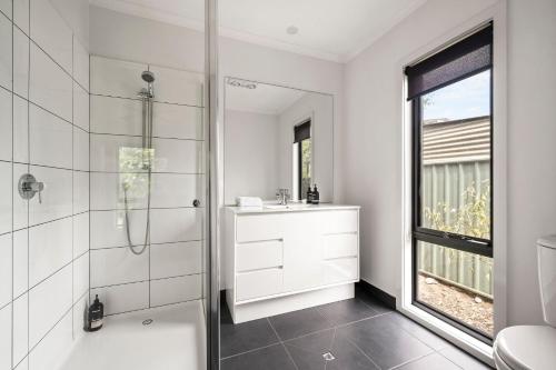 une salle de bain avec douche et lavabo dans l'établissement 2 Minutes By Bike - On the Rail Trail, à Bright