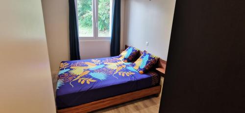 a small bed in a room with a window at VILLA ELEM in Rivière-Pilote