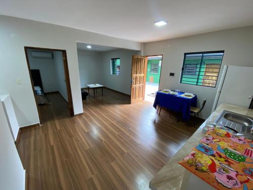 een woonkamer met een tafel en een eetkamer bij Apartamentos IVAGO in Encarnación