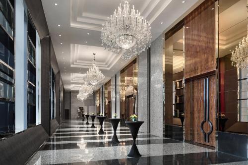 Ο χώρος του λόμπι ή της ρεσεψιόν στο Crowne Plaza Shanghai Jinshan by IHG