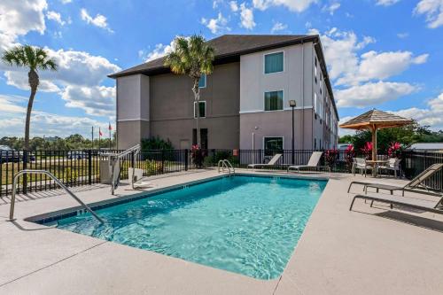 a swimming pool in front of a building at Best Western Auburndale Inn & Suites in Auburndale