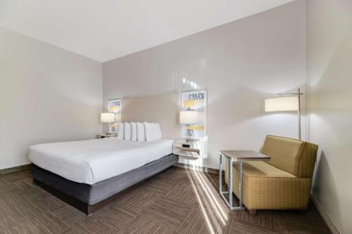 Postel nebo postele na pokoji v ubytování Best Western Auburndale Inn & Suites