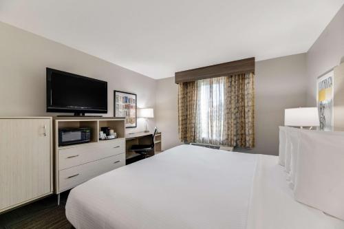 Postel nebo postele na pokoji v ubytování Best Western Auburndale Inn & Suites