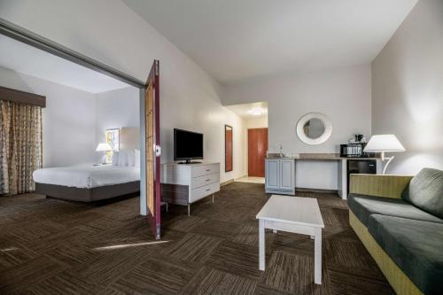Postel nebo postele na pokoji v ubytování Best Western Auburndale Inn & Suites