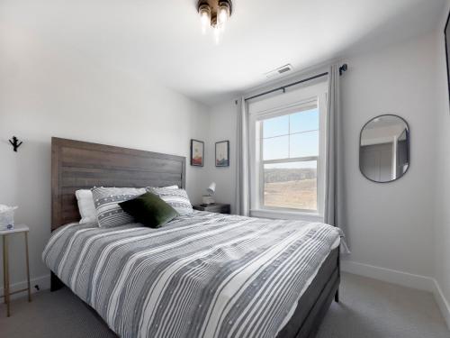 een witte slaapkamer met een groot bed en een raam bij Ski Haven Hideaway near PC in Heber City