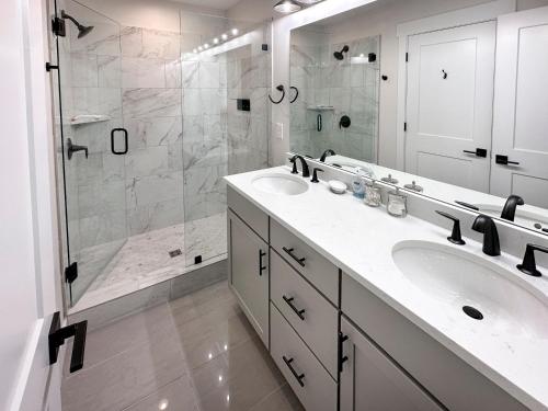 een witte badkamer met 2 wastafels en een douche bij Ski Haven Hideaway near PC in Heber City