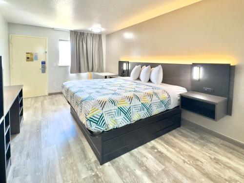 una camera d'albergo con letto e bagno di Motel 6-Dyersburg, TN a Dyersburg