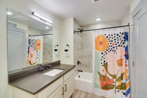 een badkamer met een wastafel en een douchegordijn bij Winter Park Condo with Hot Tub, Balcony and Shuttle! in Winter Park