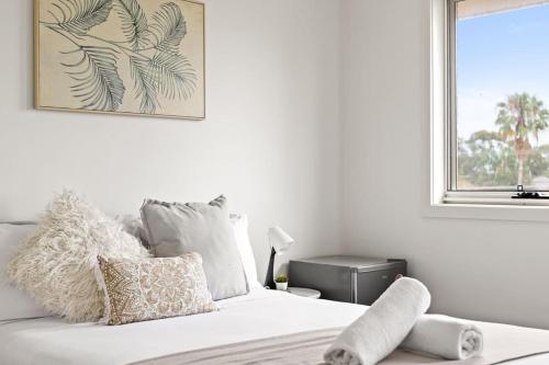 Ένα ή περισσότερα κρεβάτια σε δωμάτιο στο Cozy Double Room in Panania Guesthouse