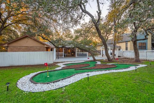 um campo de golfe no quintal de uma casa em Beautiful Texas Ranch House, Game Room & Minigolf em San Antonio