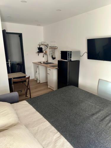 Kuchyň nebo kuchyňský kout v ubytování Studio Au Cloîtres