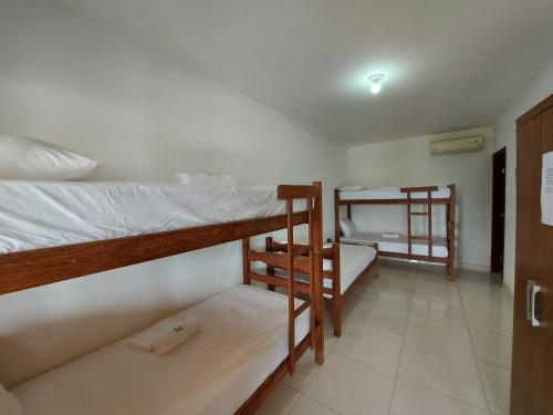 מיטה או מיטות קומותיים בחדר ב-Pousada Escarpas
