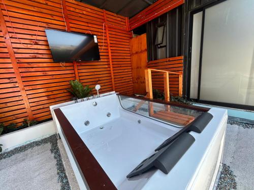 a bath tub with a tv on a wall at Casa H2o de BEEHOUSE in Villa Alemana