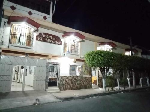 um edifício com uma placa que lê Hotel Eldritch em El Mirador em Juayúa