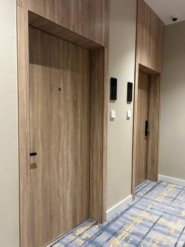 pasillo con 2 puertas de madera en una habitación en فندق هومي en Medina